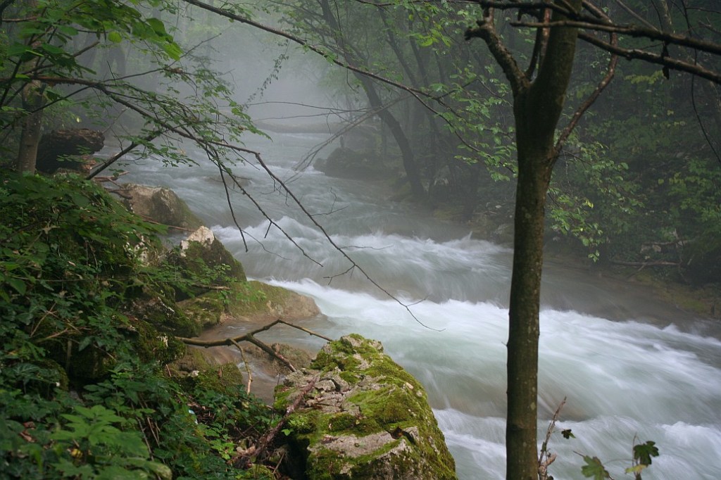 Raul Beu la crapatul zorilor, cu abur peste ape / Beu river at dawn, shrouded in mist(ery)