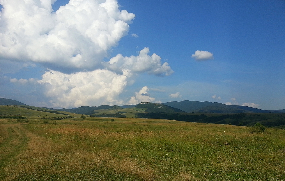 Dealuri cu nori langa Cheile Nerei / Hilly landscape with clouds near Nera Gorges 