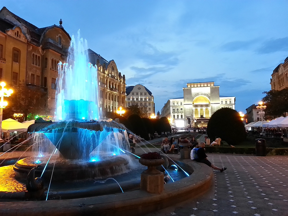 La Pesti in timpul "orei albastre" / Blue hour in the Opera Square, City Center, Timisoara