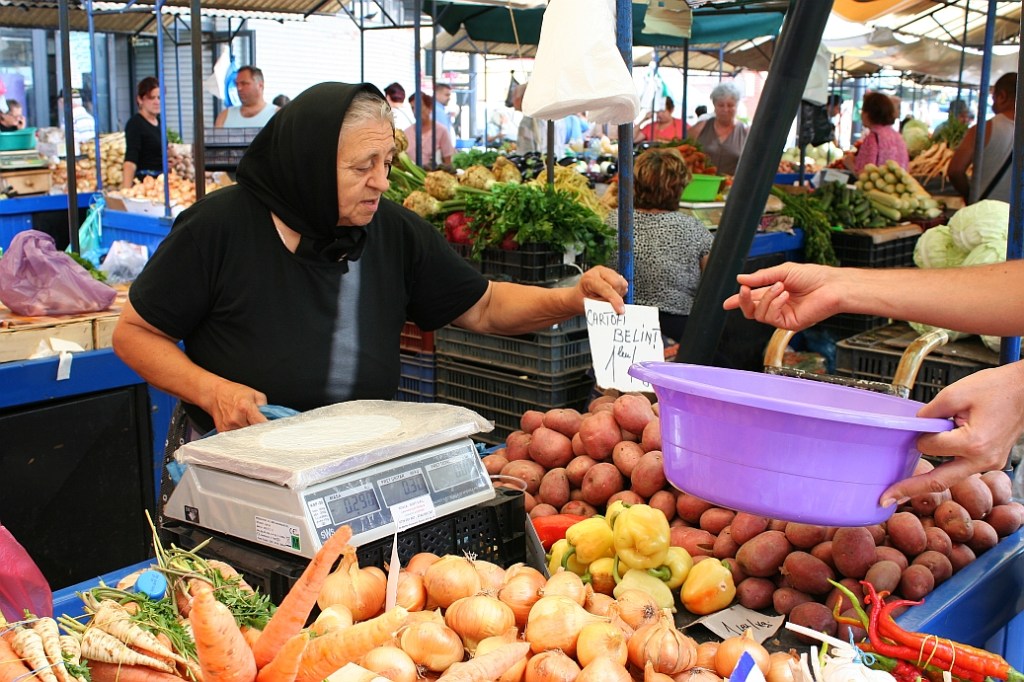 La piata - crumpii de Belint / Potatoes for sale at the farmers' market
