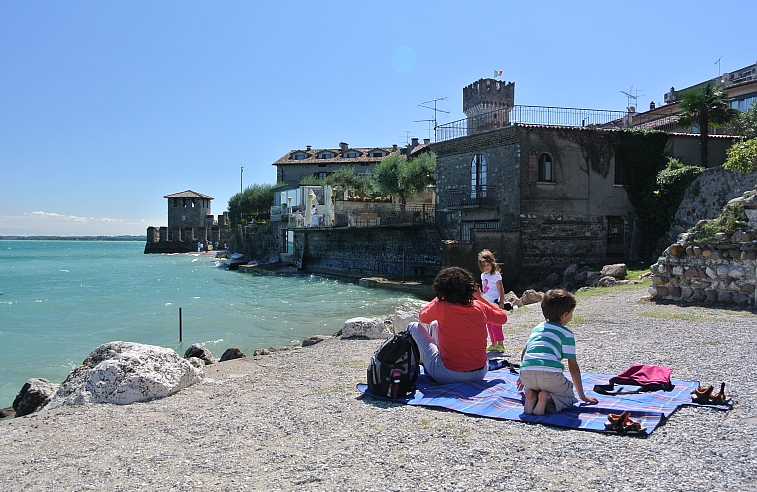 ... have a frugal bruschette picknick by the water front...