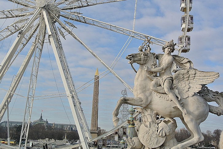 Obelisk with wheel and winged sculpture - Jardin de Tuilleries