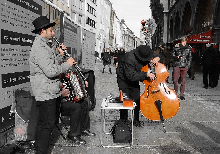 Entranced - Gipsy and Jewish music in the streets that gave birth to national socialism