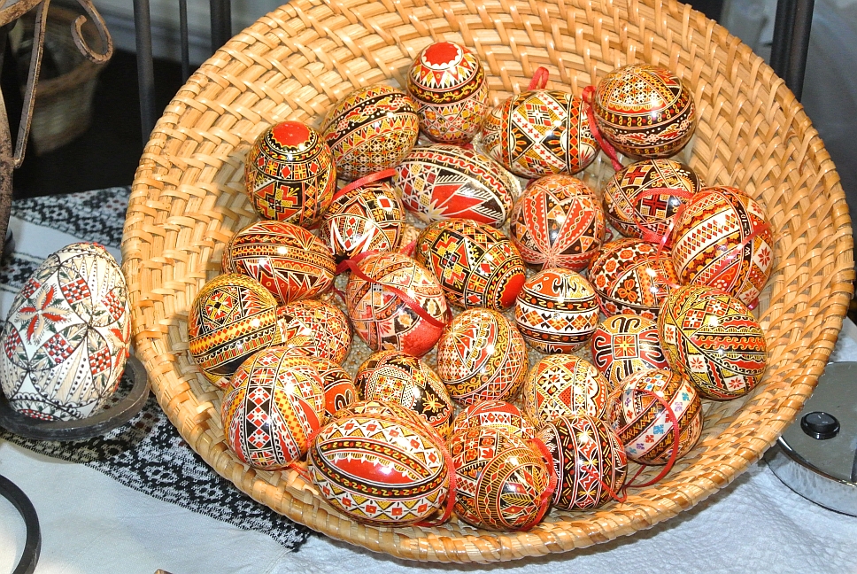 Ouă roşii în tehnica negativului, cu simboluri tradiţionale // Red eggs in the "negative" painting technique with traditional symbols