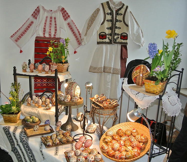 Costume populare şi tradiţii precreştine de primăvară - ouăle încondeiate // Romanian folk costumes and a millennia-old spring tradition - the painted egg