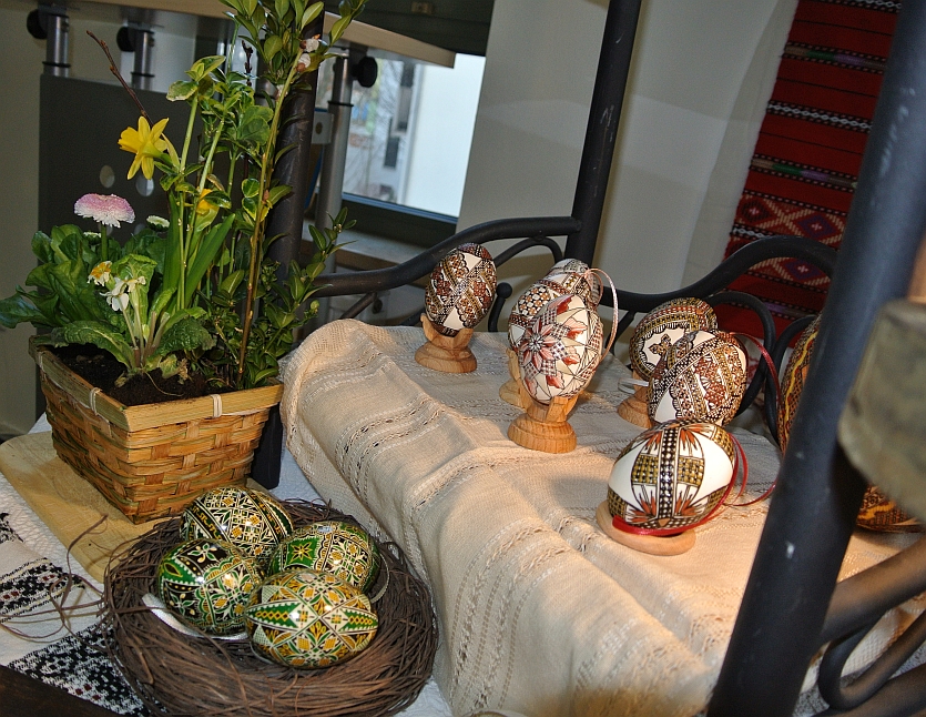 Culori tradiţionale bucovinene, toate obţinute din pigmenţi naturali adăugaţi sub formă de pulbere în ceara de albine // Traditional Bucovinian colors, all made from natural pigments added in the beeswax