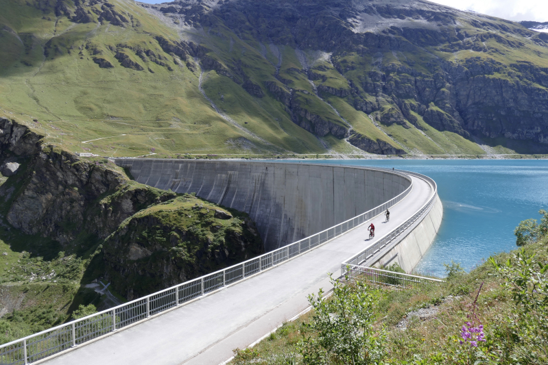 Bikers training for the Grand Raid - Moiry dam (VS)